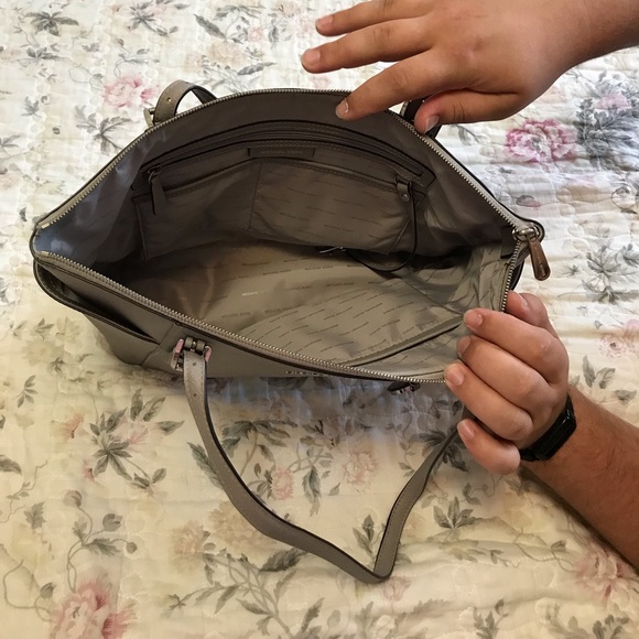 Michael Korea, Jet Set Carryall - Picture 3 of 8